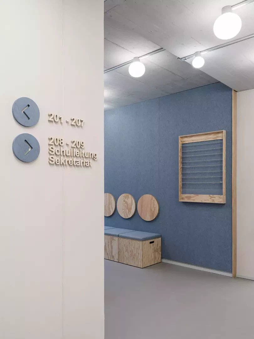 Signaletik im Obergeschoss der Musikschule Reinach.