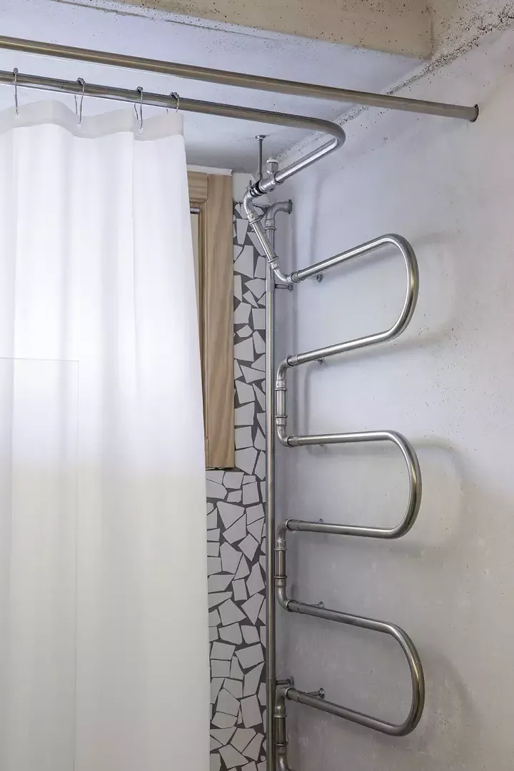 Detail Heizungsrohr als Duschvorhang und Handtuchstange