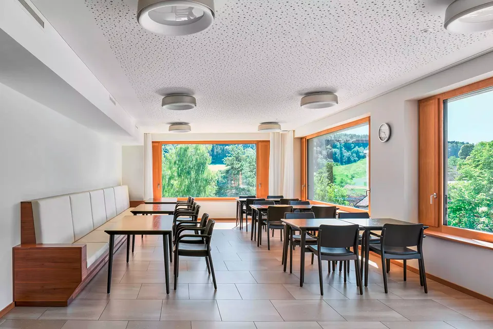 Die Essräume liegen pro Geschoss jeweils in der nordwestlichen Ecke der Anlage und bieten sowohl Ausblick in die Landschaft, als auch in die zentrale Lounge vor dem Osthof.