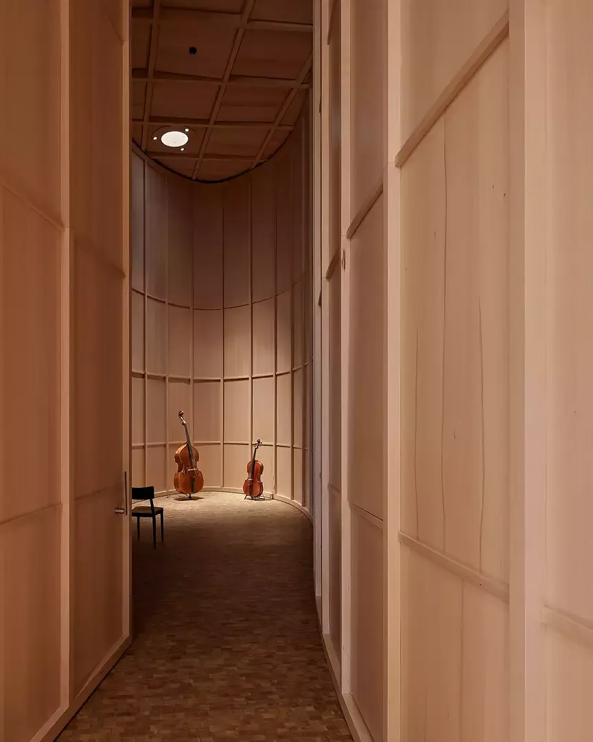 L’étroite chambre d’écho peut aussi être utilisée comme espace musical.