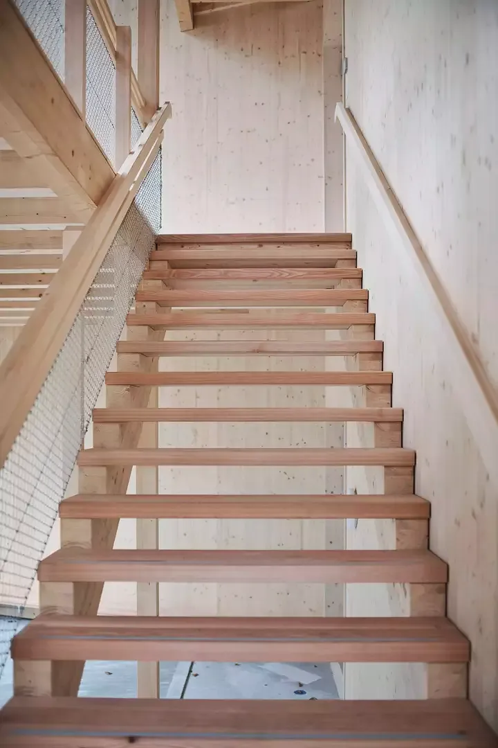 Escalier vers le jardin d'enfants supérieur