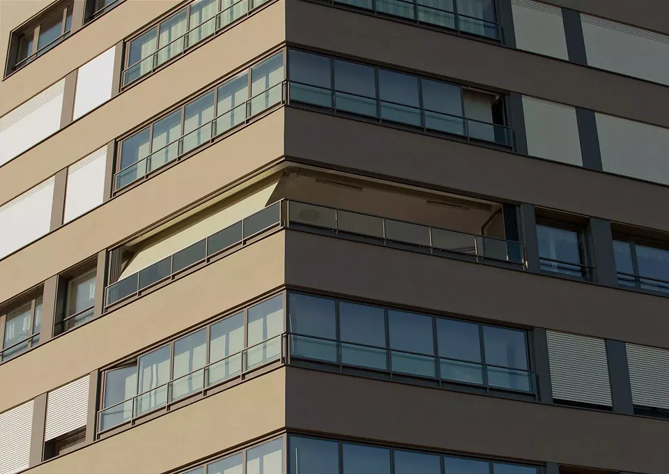 vitrage des balcons avec volets et stores bannes