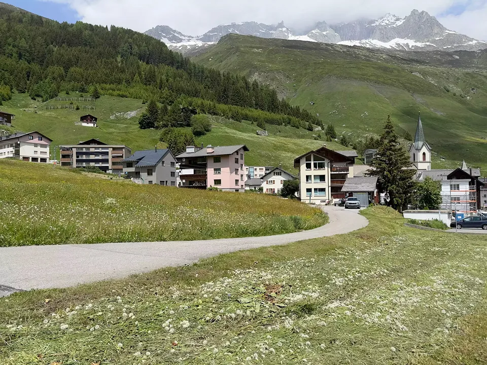 Accès à la lisière du village depuis le sud-est.
