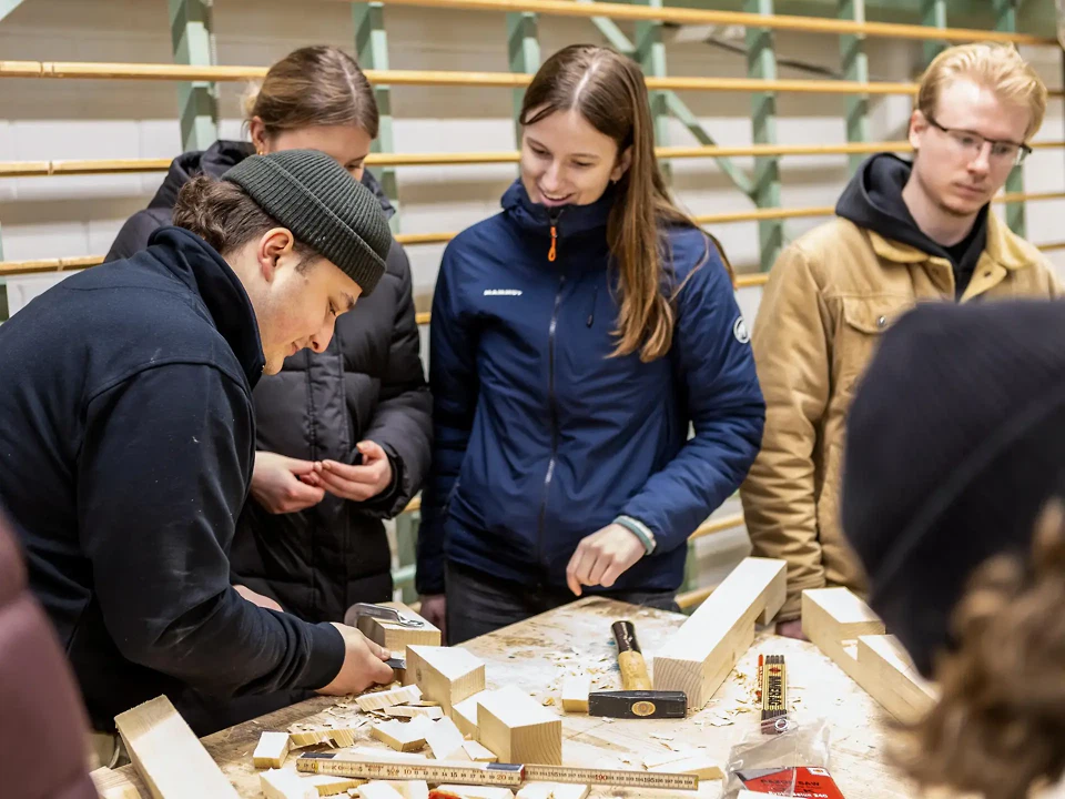 Beim Startworkshop konnten die Studierenden mit Unterstützung durch die Lernenden und Berufsbildner aus den Holzbaubetrieben Hands-on Verbindungstechniken des Holzbaus kennenlernen und ausprobieren.