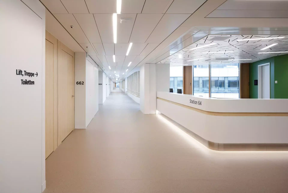 Lichtdurchflutete Flure für Patient:innen und Mitarbeitende