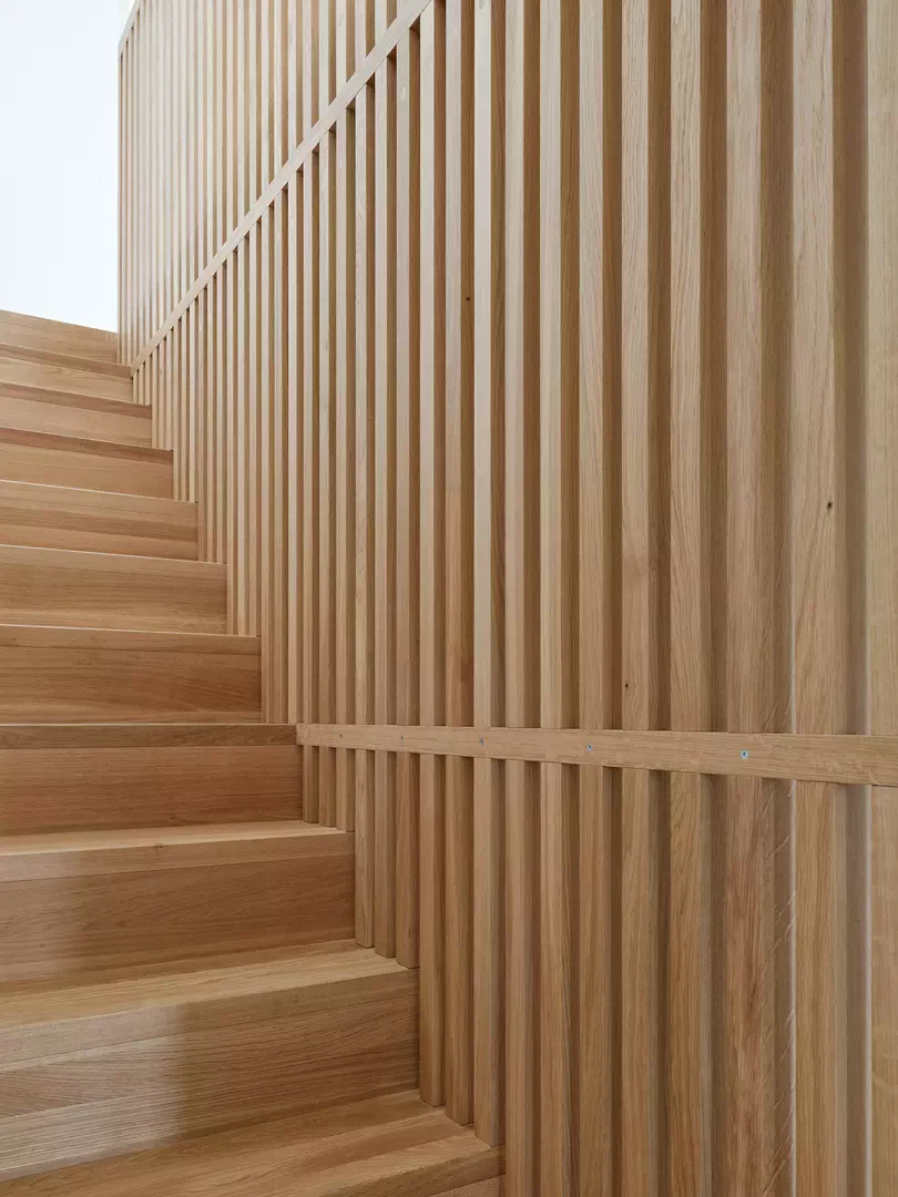 Treppen in einer Maisonettewohnungen in Gebäude 241