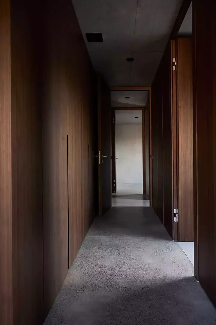 Innenraum mit Holzverkleidung