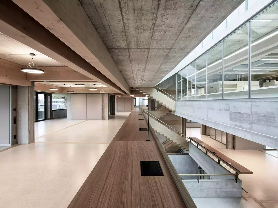 L’atrium ouvert est le cœur du bâtiment