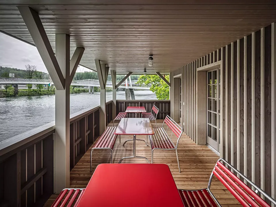 Aussenterrasse_zum_Clubraum_über_der_Aare