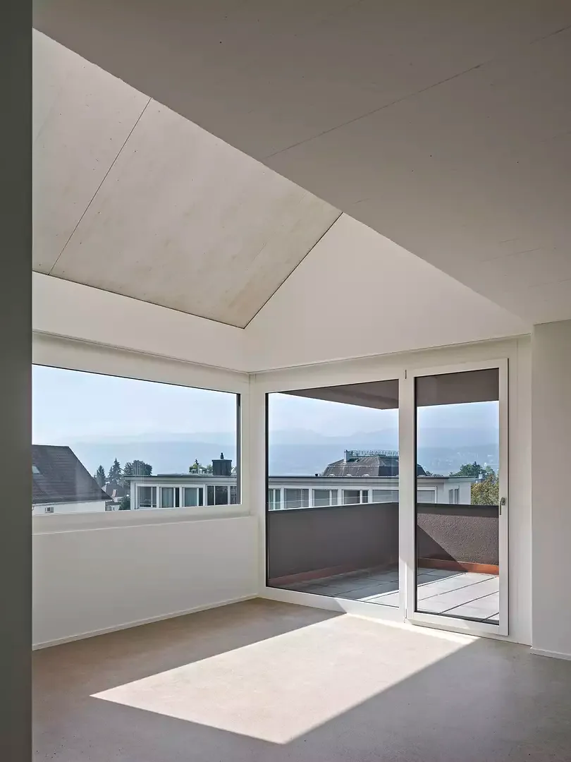 Salon sur deux étages avec pente de toit