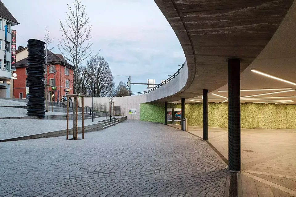 Die Wände, welche die Passage begrenzen, sind mit Glasmosaik in mehrheitlich hellen Grüntönen und  mit Graffitischutz belegt.