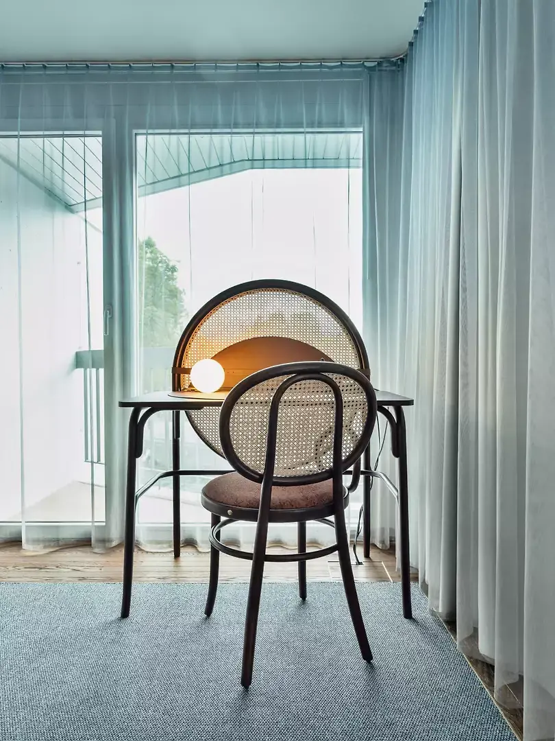 Mobilier en bois courbé dans les chambres