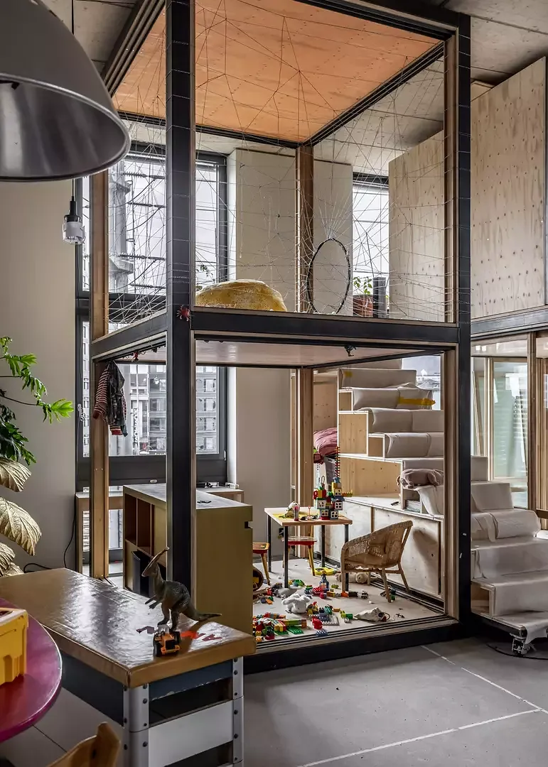 Eine Hallenwohnung hat Ausbauten von zurwollke HallenWohnKultur. Die doppelgeschossigen «Wohntürme» haben je neun Quadratmeter Fläche. Auf Rollen montiert, können  sie leicht verschoben und  die Aufteilung der Halle so kontinuierlich verändert werden.
