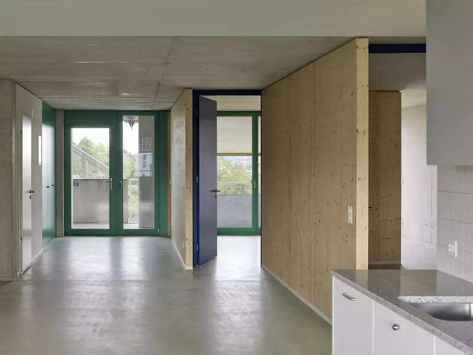 Avec leurs structures  spatiales fluides, les logements sont conçus comme des espaces ouverts et respirants. Des portes et des éléments coulissants permettent toutefois de délimiter des espaces en retrait.