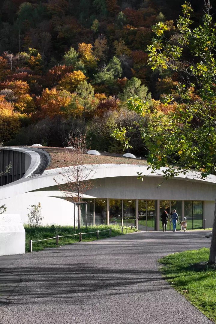 Entrée depuis le parking