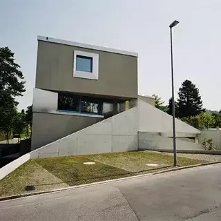 H47°18'