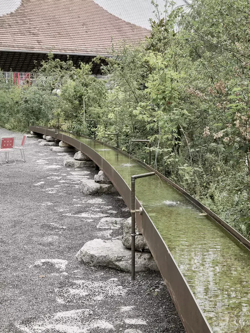 L’eau anime le parc, que ce soit dans la longue fontaine  ou lorsqu’elle jaillit des gargouilles pour s’écouler dans les pots d’infiltration. 