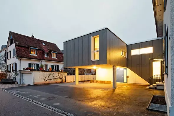 Côté d'accès avec Carport