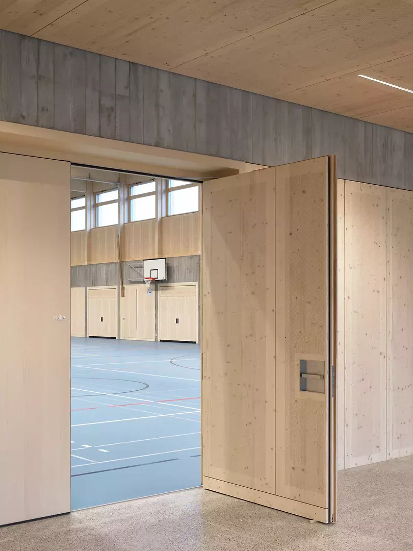 Foyer als Übergangsraum zwischen Aussenraum und Halle