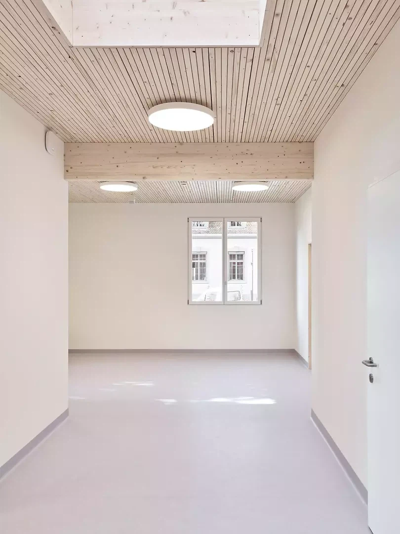 Der Innenraum ist sehr reduziert gestaltet, mit pflegeleichten Oberflächen, flächenbündig eingelassenen Türen und Fenstern sowie möglichst wenigen Ecken und Vorsprüngen. So entsteht eine ruhige, reizarme Atmosphäre.