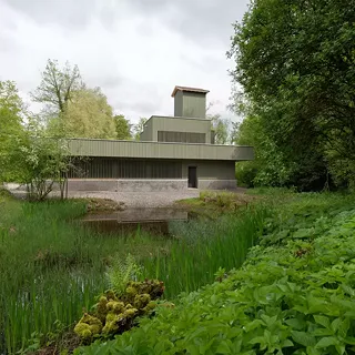 Bâtiment d'exposition et d'école d'enseignement de la nature