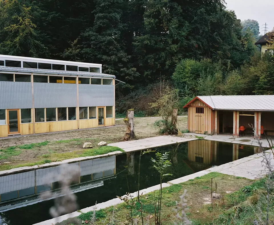 Neben dem Atelier befindet  sich ein altes Schwimmbecken. Jahrelang zugeschüttet, wurde es 2022 von Flury + Furrer Architekten wieder hergestellt und das dazugehörige Badehaus restauriert. Im Sommer tummeln sich dort  die auf dem Areal tätigen Menschen.