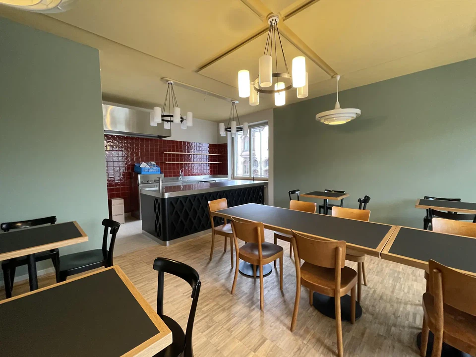 Bistro mit Möbeln und Leuchten aus dem Bestand