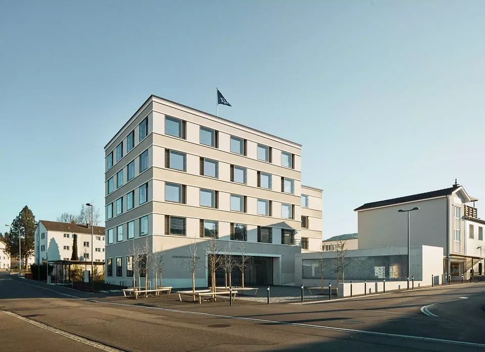Gemeindehaus mit Vorplatz