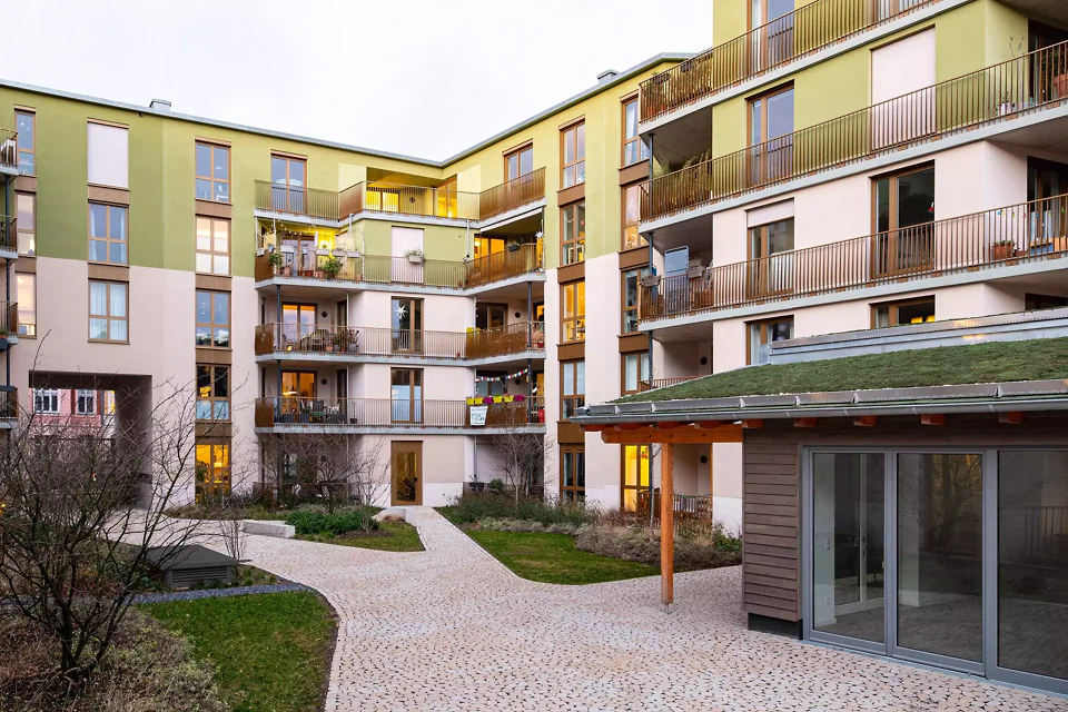 Die Eckbebauung formt einen Theaterraum mit Blick in die Tiefe des innerstädtischen Blocks. Zugänge aus den Treppenhäusern aktivieren den Hofraum und lassen ihn zum Teil des städtischen Lebens werden.