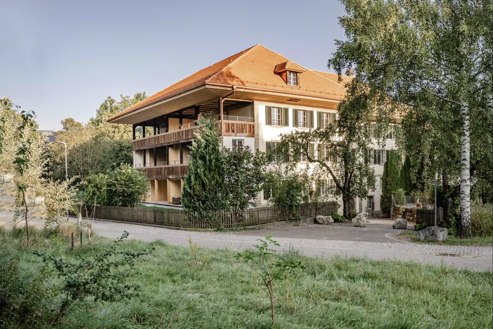 Die vorgesetzten Lauben wurden wieder hergestellt und saniert. Das Dach wurde gerichtet und mit Berner Biberziegel eingedeckt.