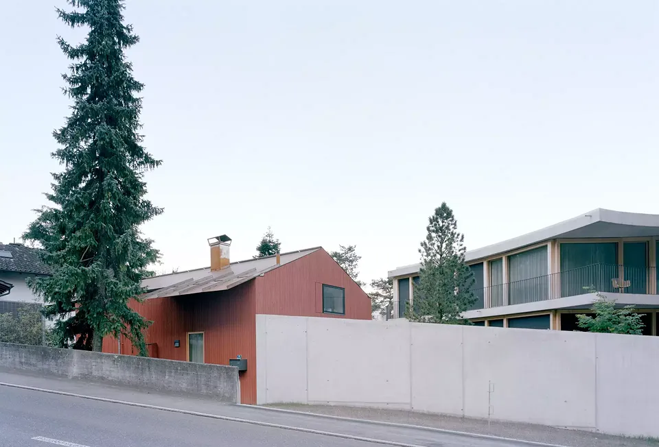La maison en bois transformée, vue depuis la rue