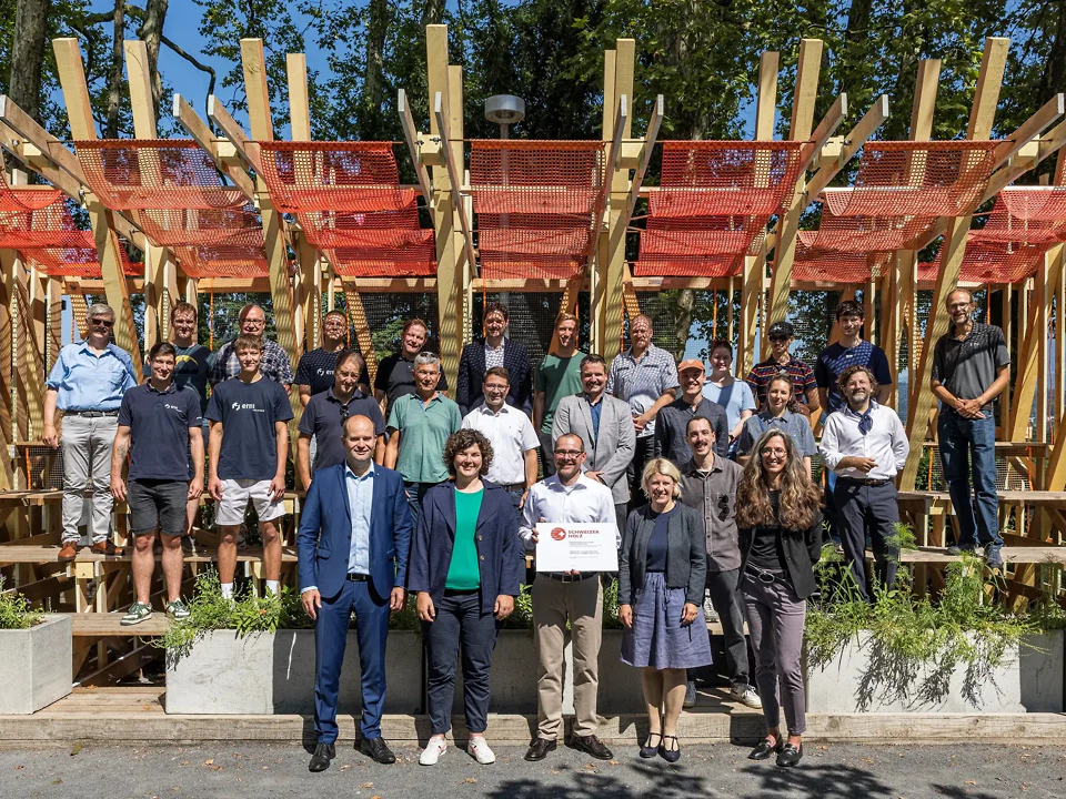 Bei der Vergabe des Labels Schweizer Holz kamen Politiker:innen, Unterstützende, Holzbauunternehmen, Kantonale Stellen, Lernende, Studierende und das Projektteam zusammen.