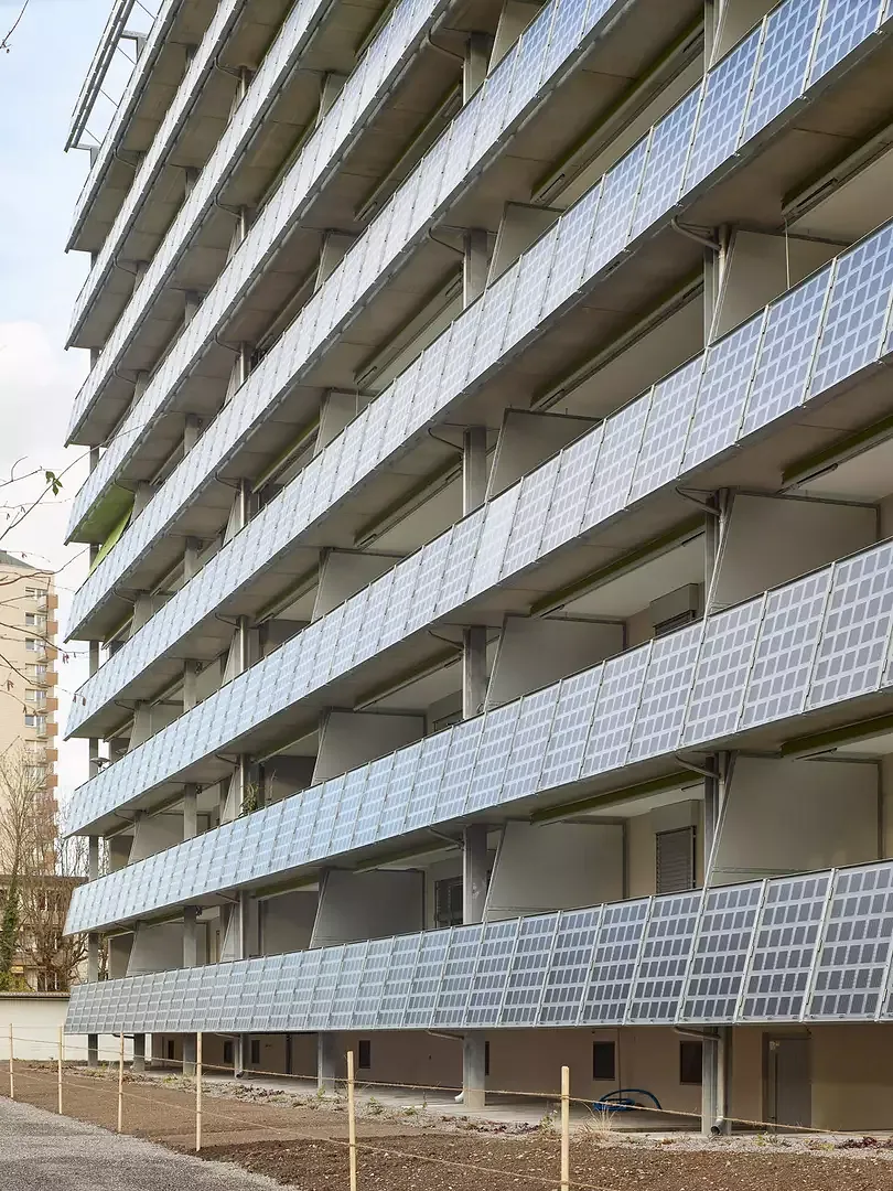 Das Geländer und die daraus entstehende Fassade besteht aus Solar Paneelen, die dem Gebäude eine Federkleid ähnliche Silhouette geben.