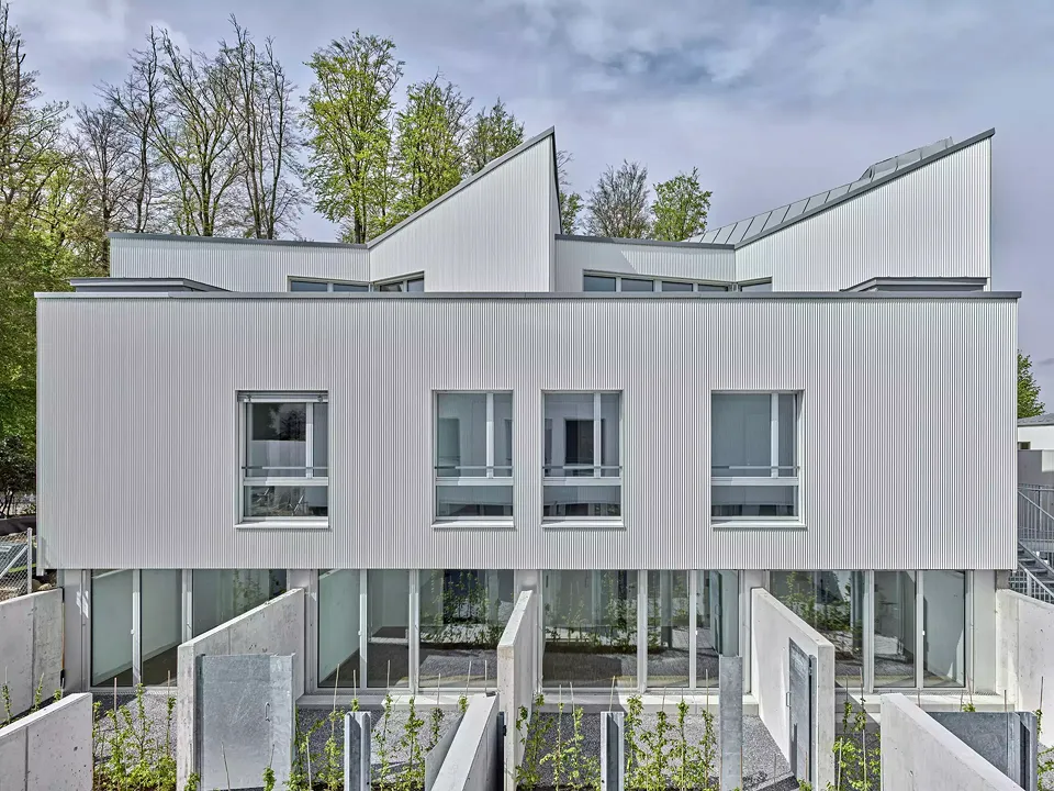 Pour que les petits appartements paraissent  plus grands, chacun dispose d’un grand espace extérieur. Dans la mesure du possible, les appartements ont été reliés au hall souterrain existant par des escaliers.