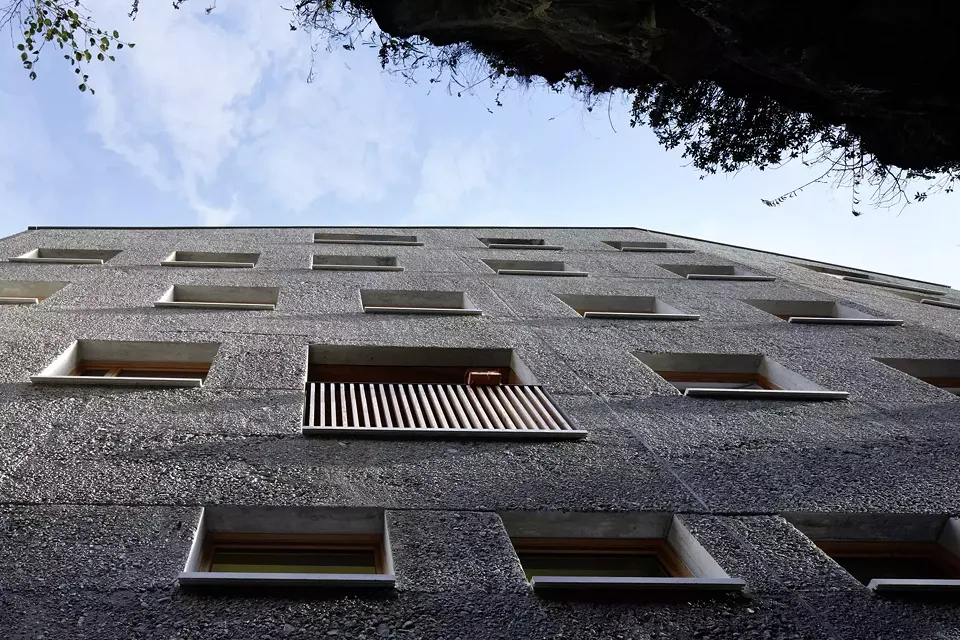 Fassade zum Felsenhang