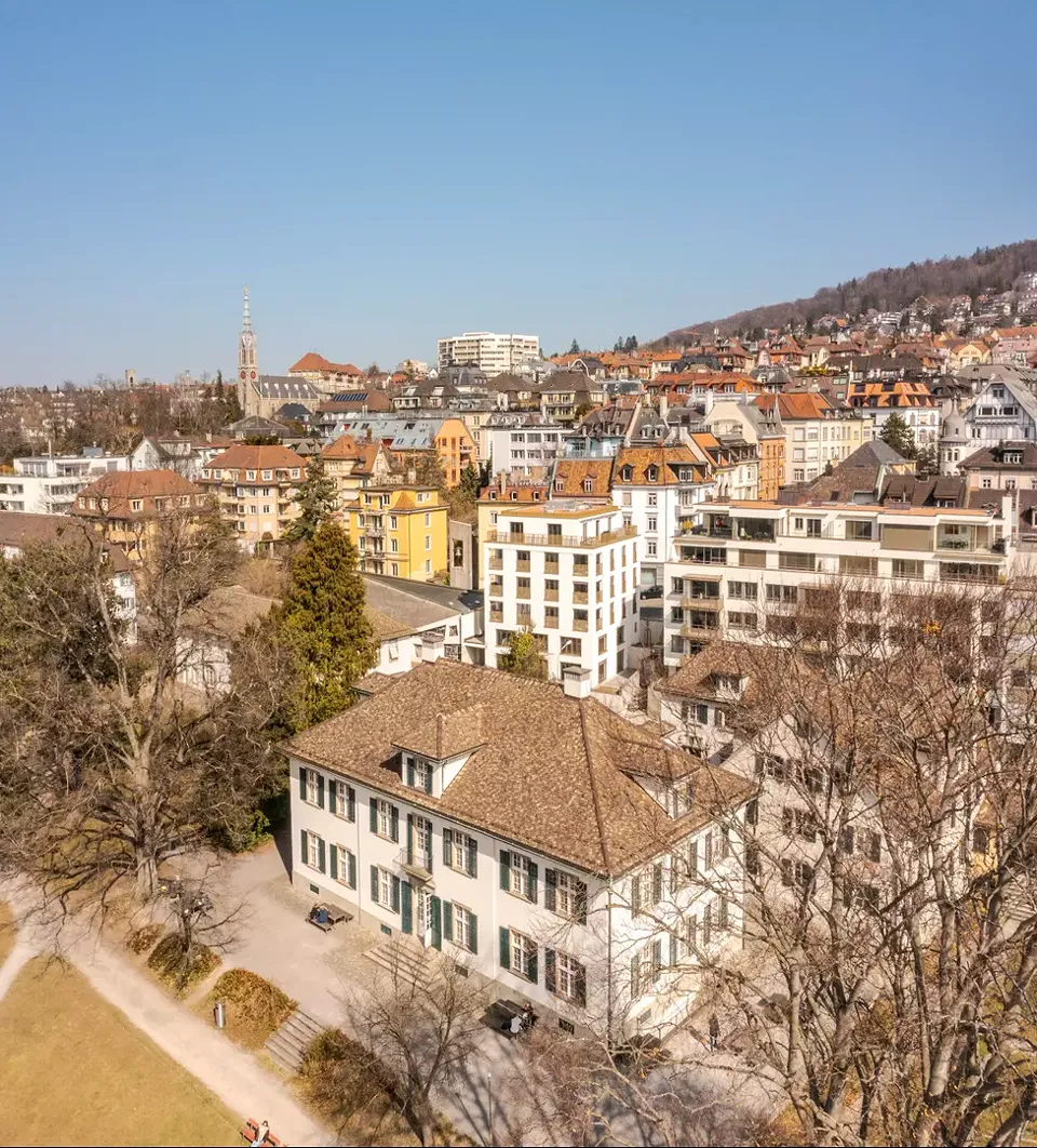Beckenhofpark mit Blick zum Ersatzneubau