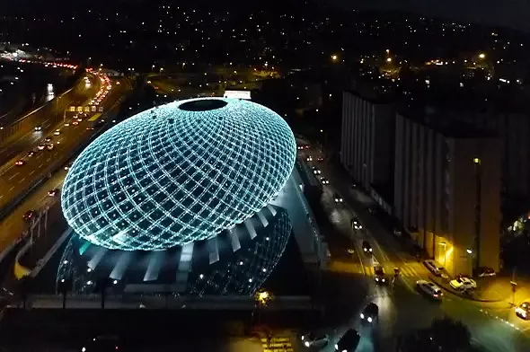 Vista aerea notturna con illuminazione natalizia