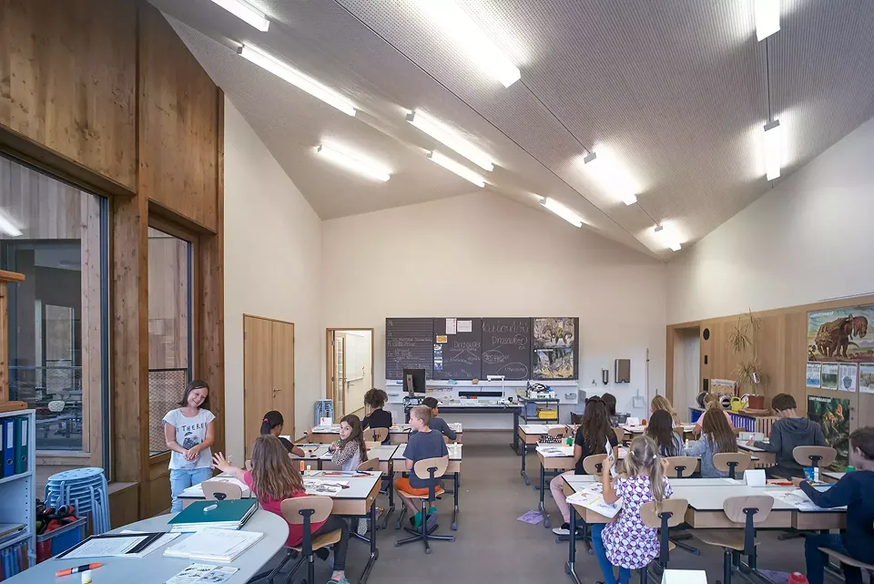 Klassenzimmer mit gefaltetem Dach