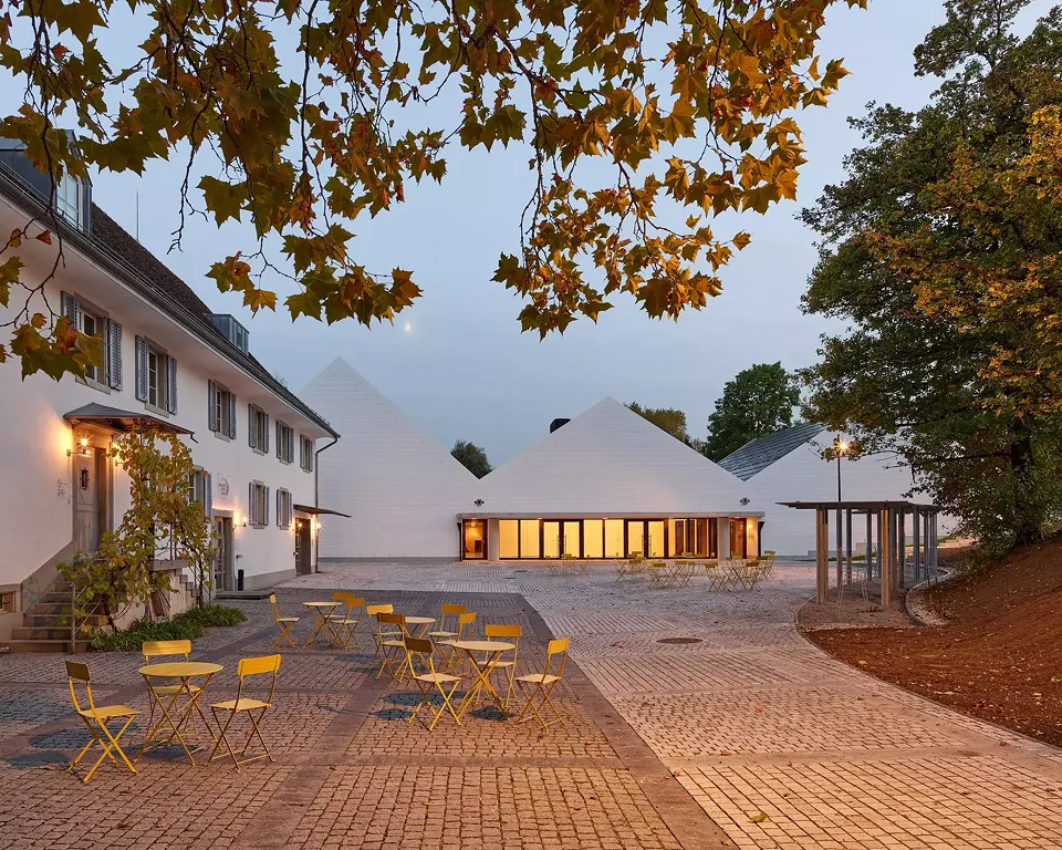 Parvis des deux bâtiments en soirée
