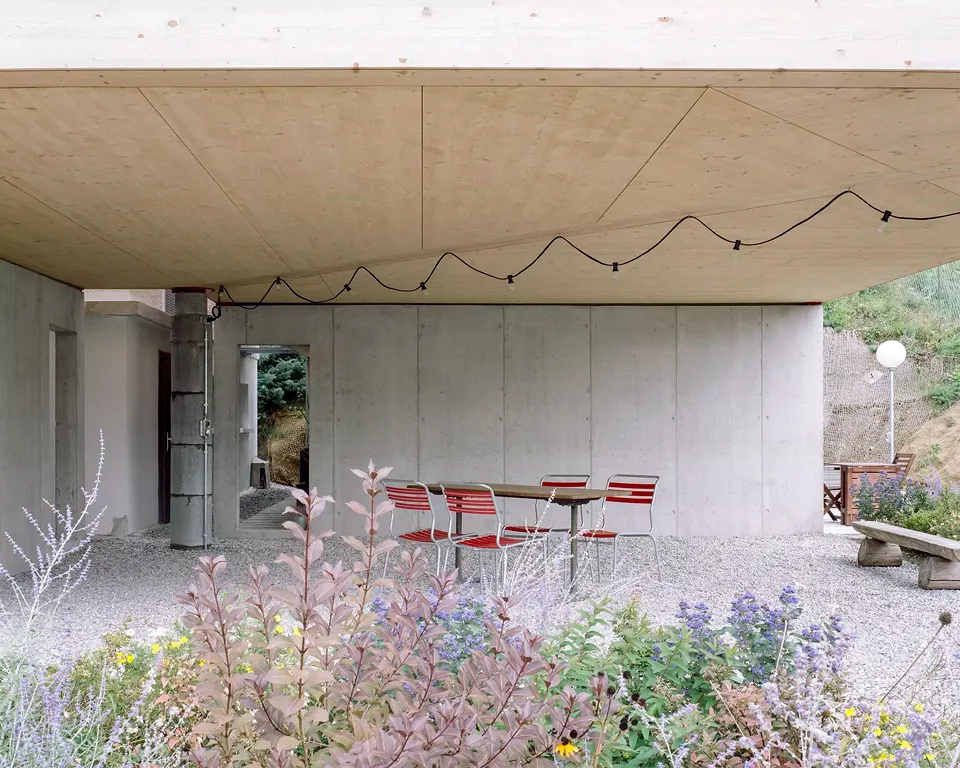 Compacte à l’extérieur –  poreuse à l’intérieur:  alors que la maison se présente comme un  volume homogène vu de l’entrée, elle se révèle être un système de couloirs,  de grottes et de niches  dès que l’on y pénètre.