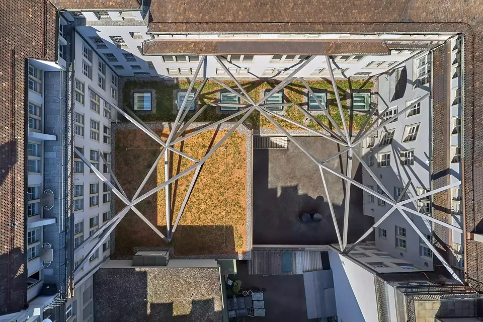 Innenhof mit Erdbebenertüchtigung Drohne