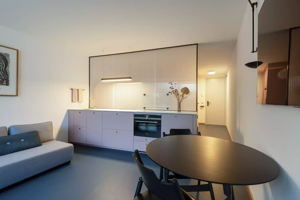 Kompaktes Wohnen neu definiert: Ein veraltetes, ineffizientes Raumkonzept wird in einen Raum verwandelt, der sich trotz seiner geringen Grundfläche funktional, komfortabel und optisch weitläufig anfühlt.