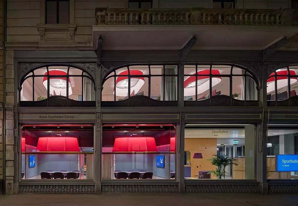 Les luminaires qui occupent tout l'espace relient visuellement les étages entre eux.
