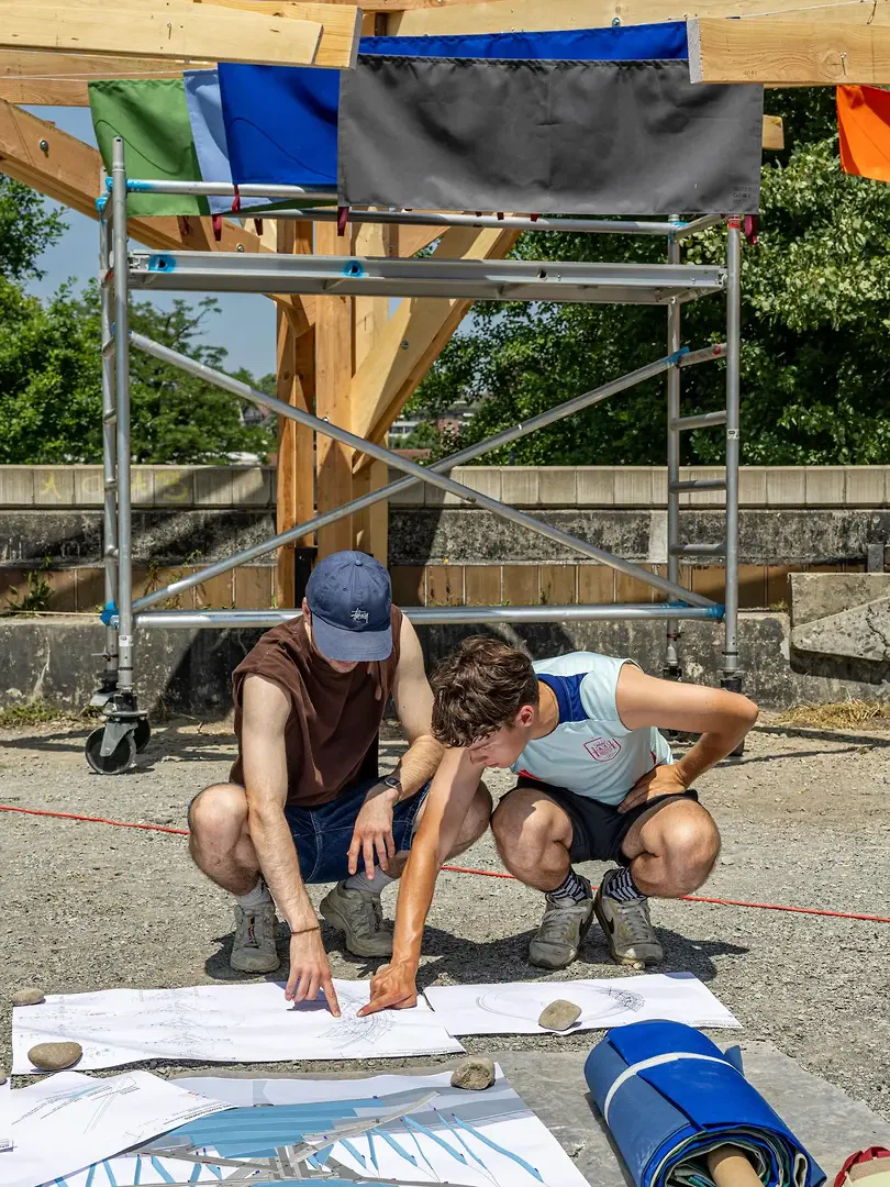 Während rund einer Woche wurden die vorfabrizierten bzw. vorbereiteten Elemente der eng mit dem Ort verwobenen, skulpturalen Struktur im ehemaligen Klärbecken aufgebaut.