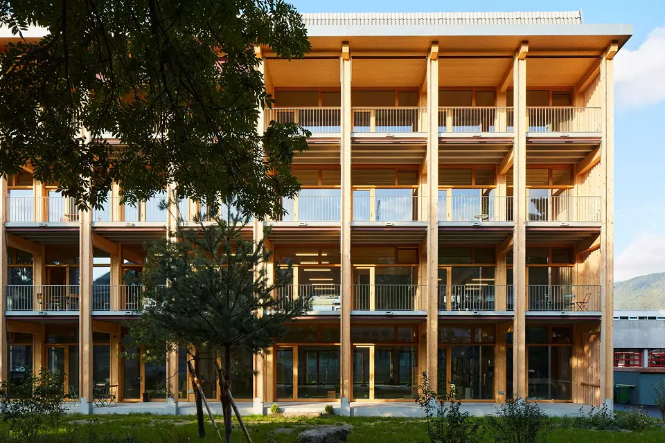 Façade est depuis le jardin