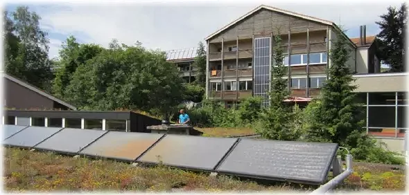 Ehemaliges Therapiegebäude Kurhaus Sennrüti Alte Sonnenkollektoren auf dem Dach