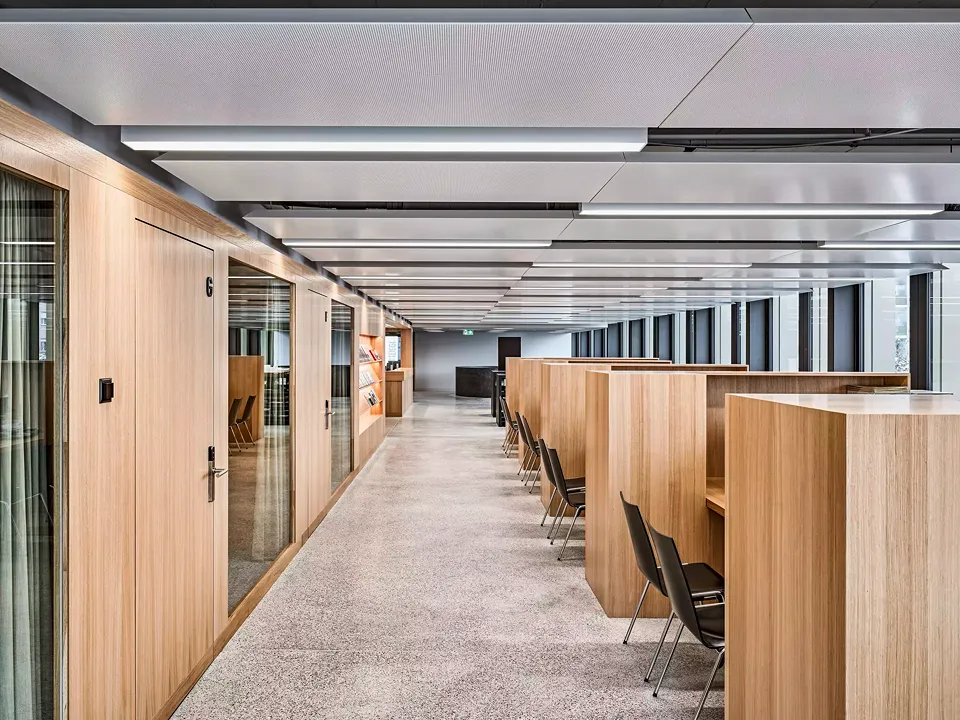 Outre la direction de chantier  locale, l’entreprise «Raumunddesign» de Wolhusen s’est vu confier la planification du mobilier pour la  zone où se trouvent les comptoirs.