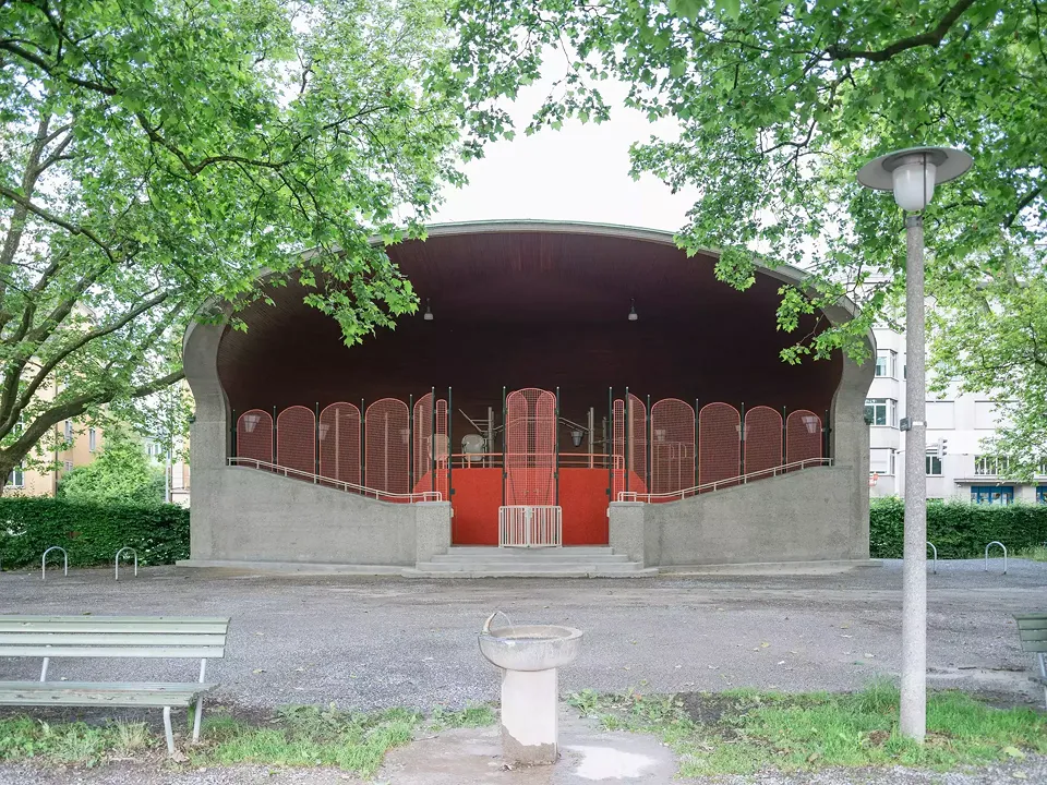 Frontalansicht des Musikpavillons