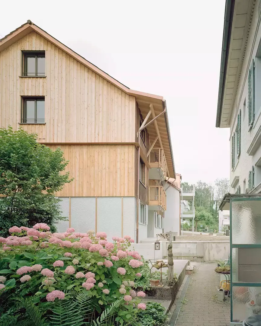 Wetterseite mit neuer Holzfassade.