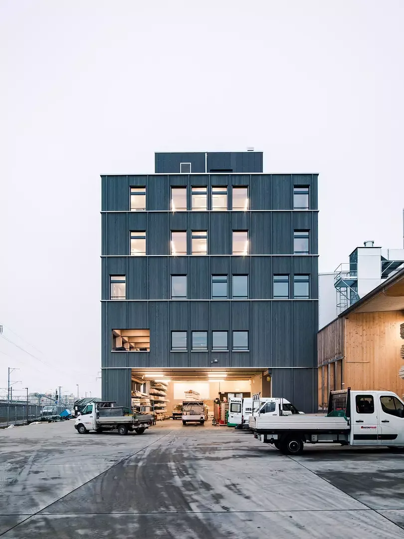 Dämmerungsaufnahme Büro und Produktion Baltensperger